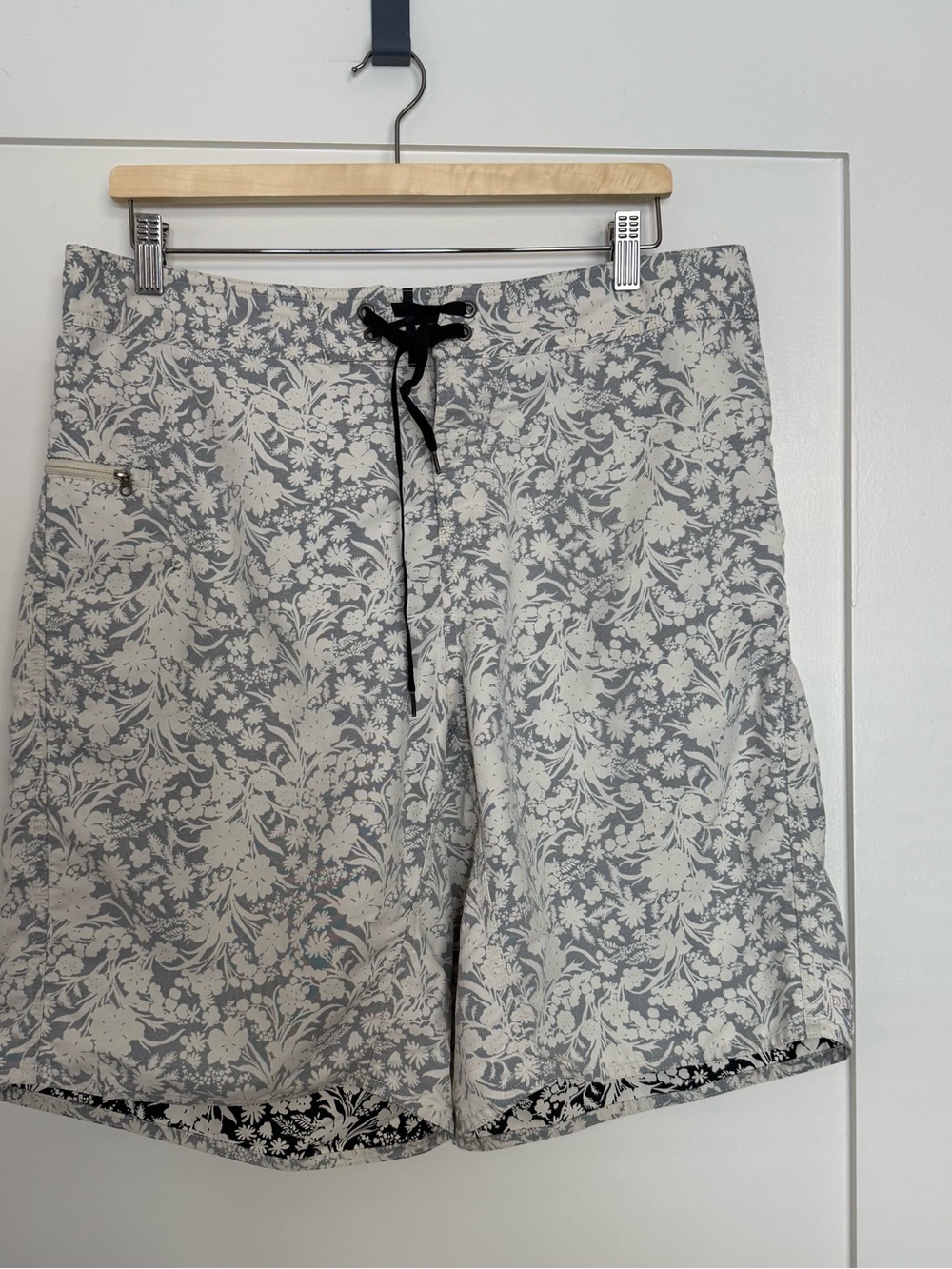Patagonia Swim Trunks Board Shorts Mens Sz 35 Floral Hawaiian Beach Resort